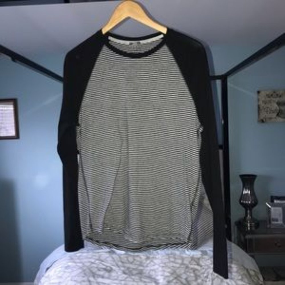 EUC Vince. Sm M Black Gray Striped Long Baseball